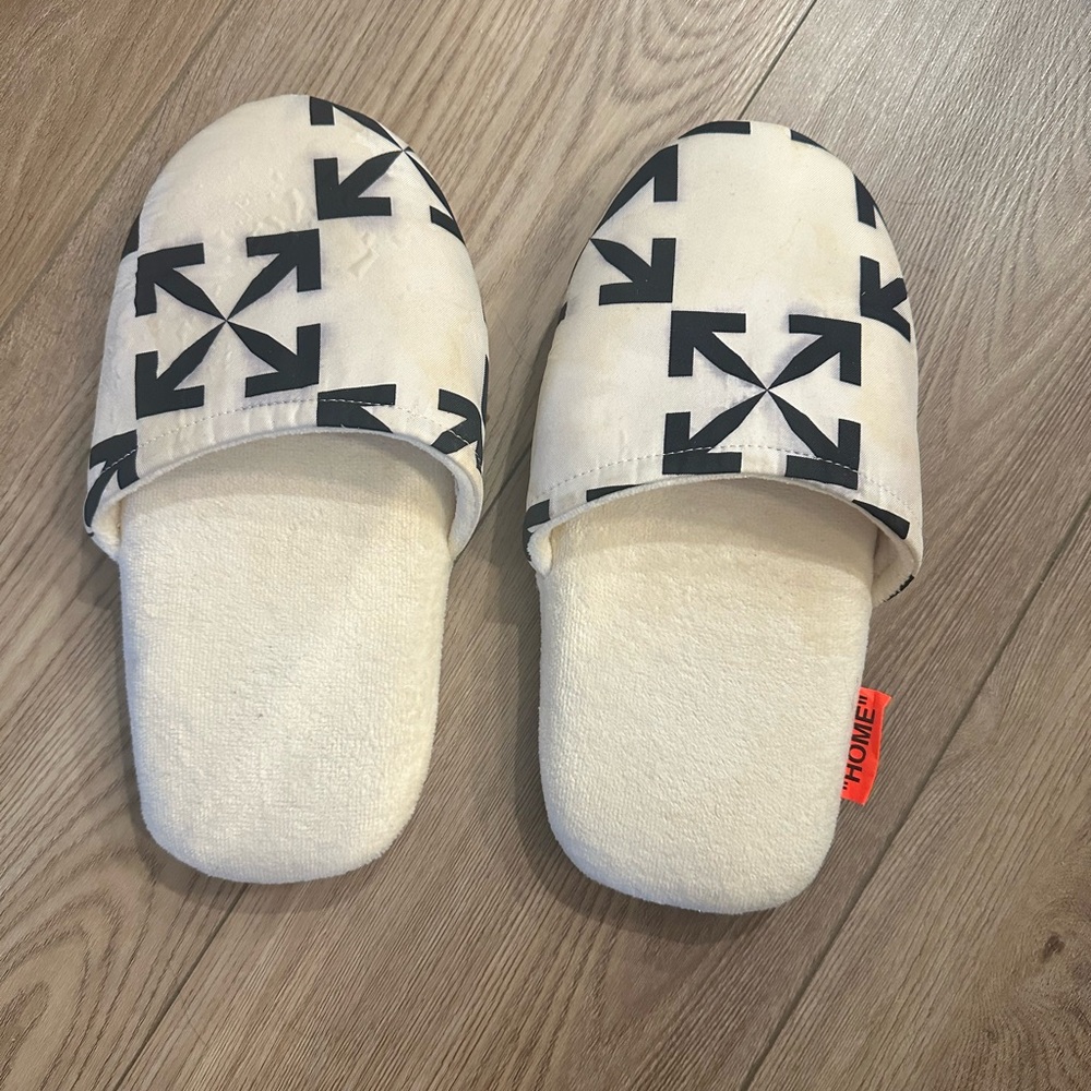 OFF WHITE/ Size M Arrow Pattern Slippers - Picture 2 of 8